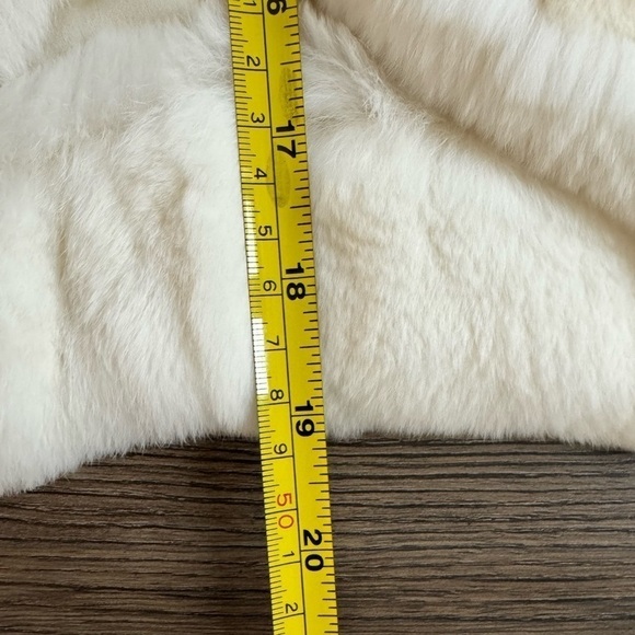 Louis Vuitton 100% Weasel Fur Cropped Jacket – Ivory – FR 38 (US 6) - Picture 9 of 16